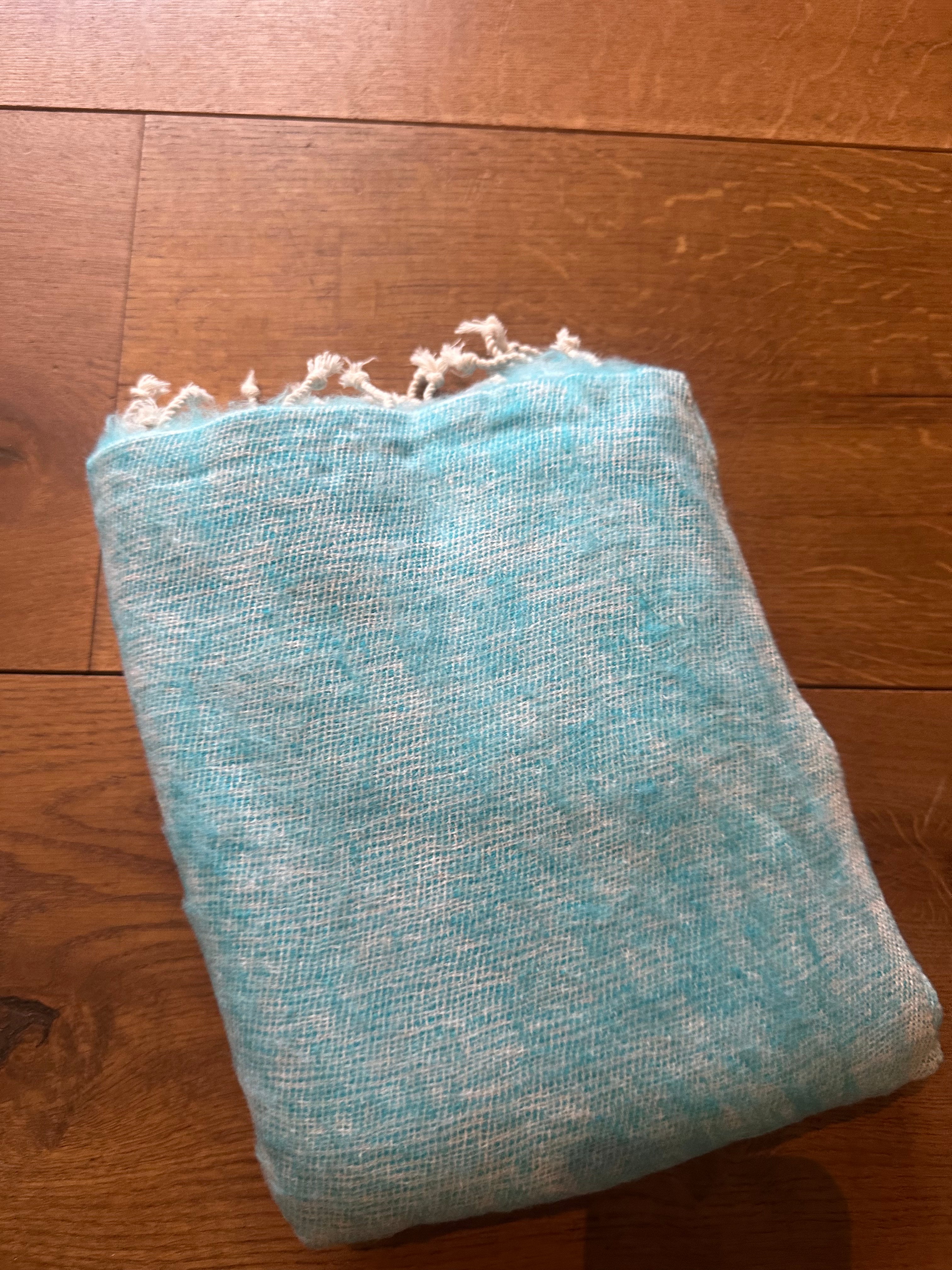 lichtblauw met creme cashmere sjaal