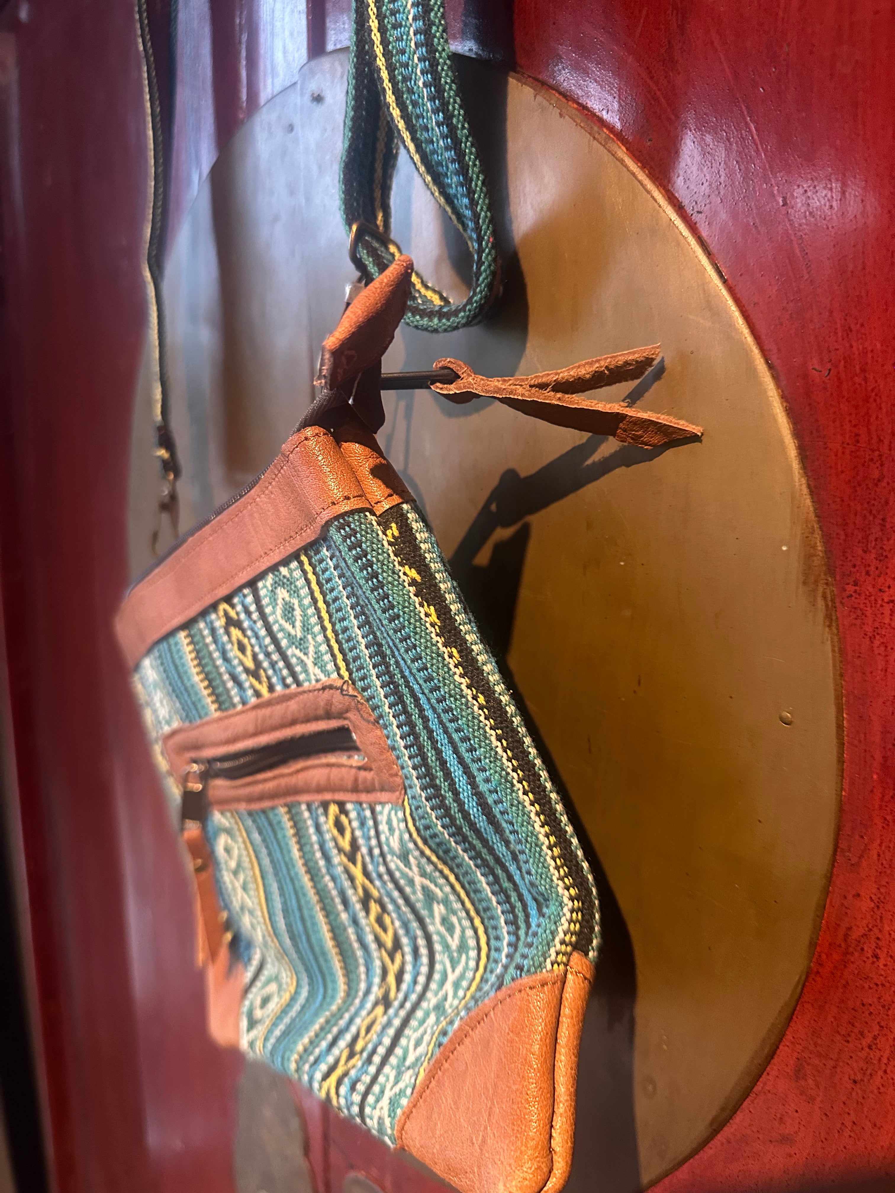 Tas met lang hengsel