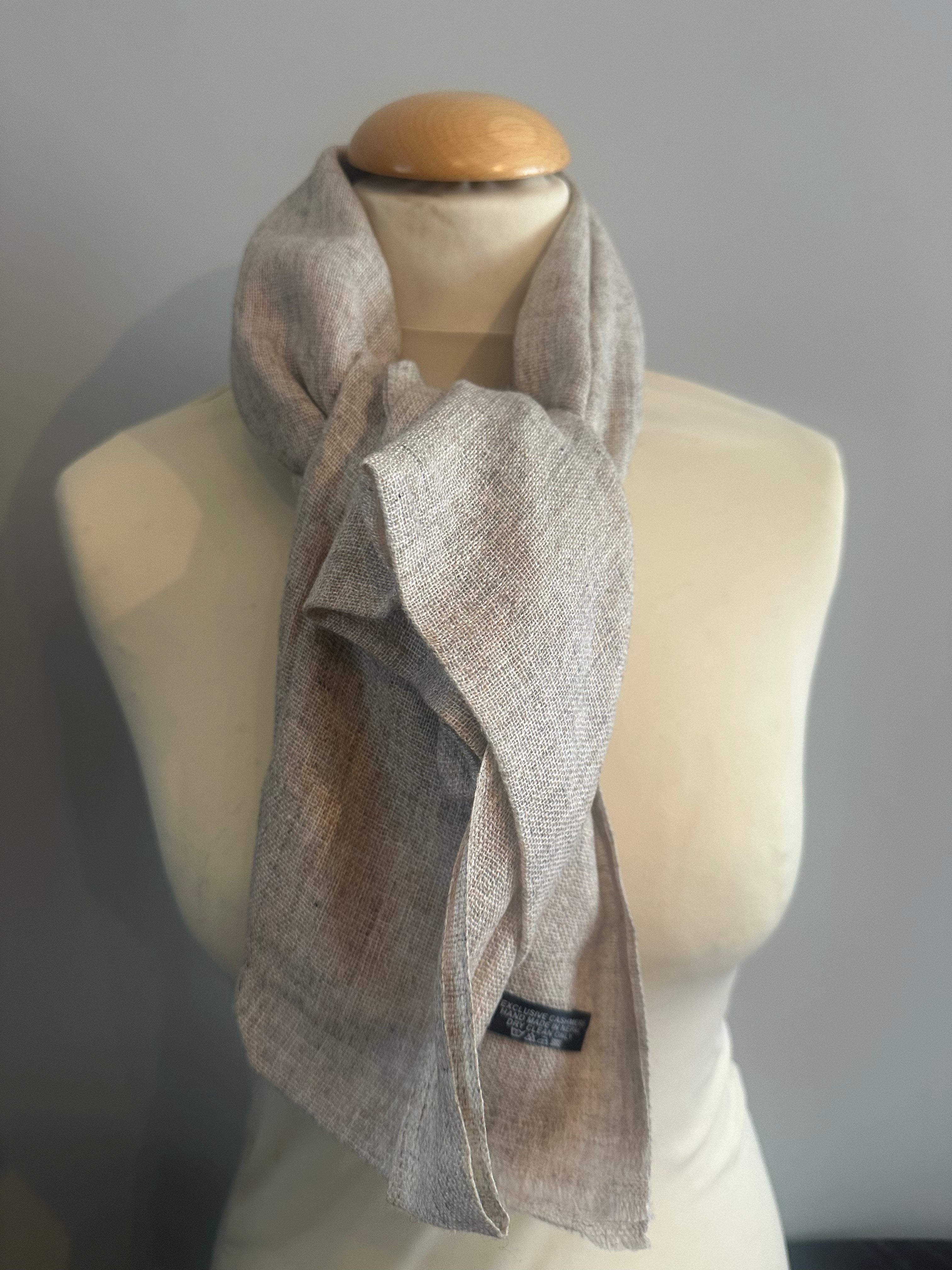 Kleinere en fijner geweven cashmere sjaal