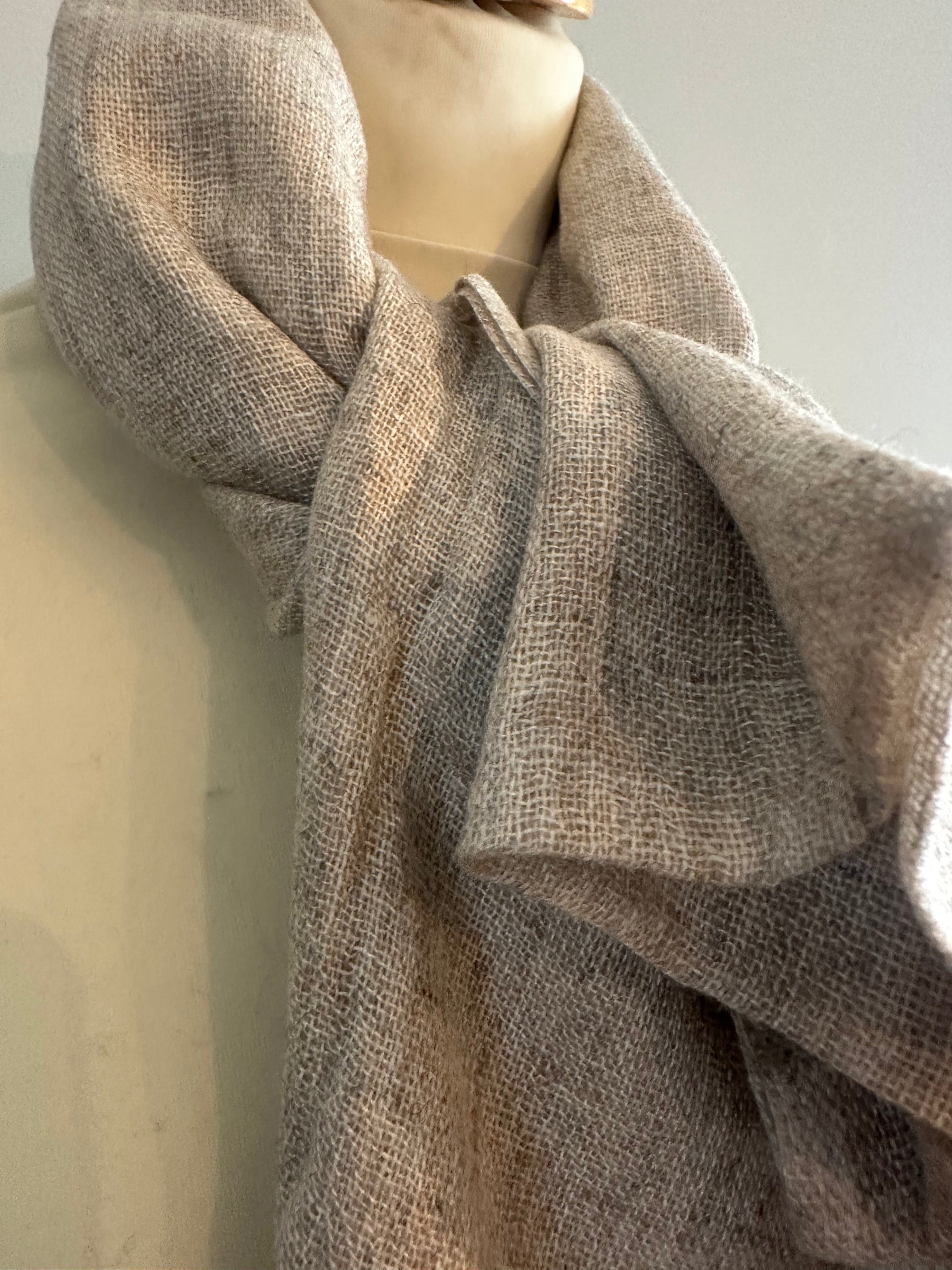 Kleinere en fijner geweven cashmere sjaal